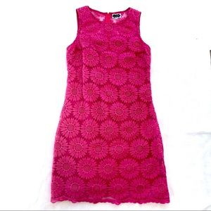 Sleeveless pink/fuschia daisy dress.